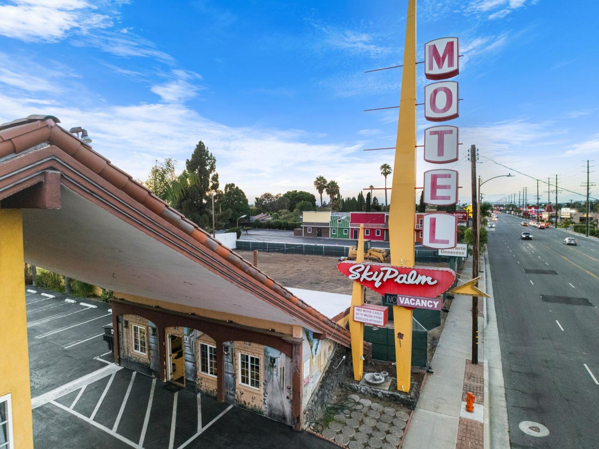 Sky Palm Motel - Orange Exterior photo