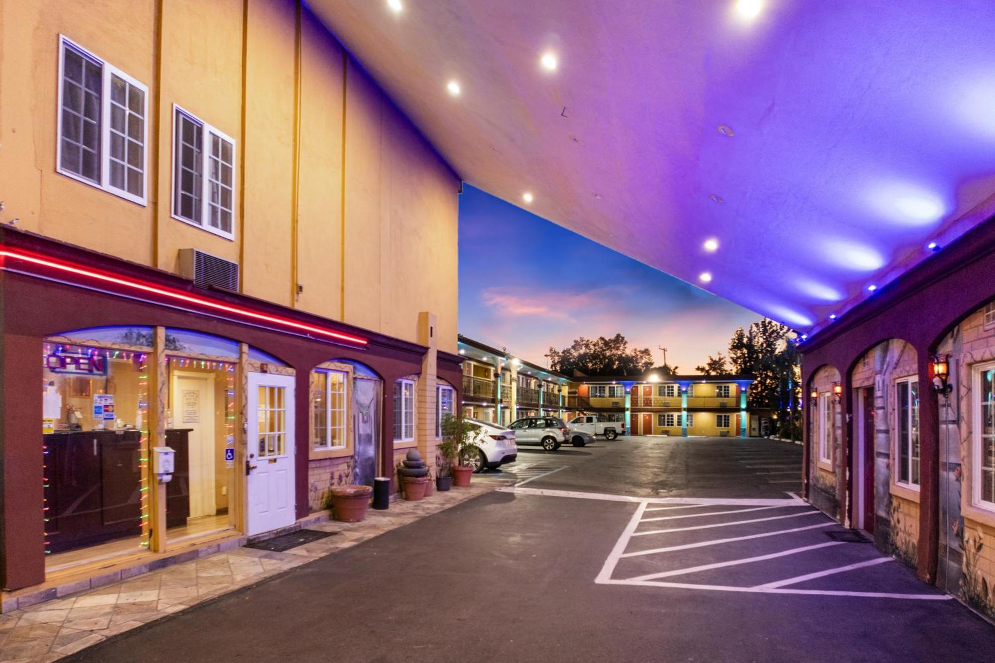 Sky Palm Motel - Orange Exterior photo